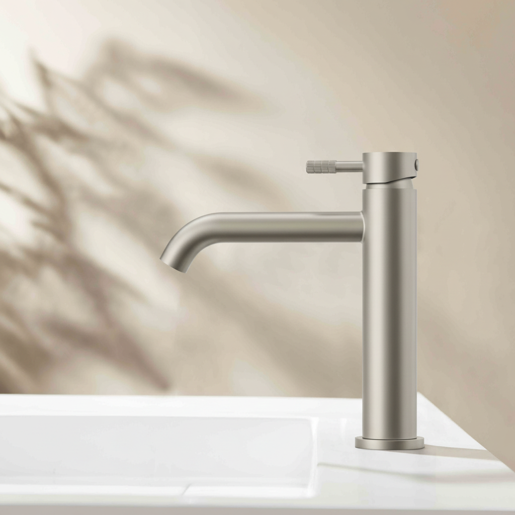 Robinet acier inoxydable sur lavabo